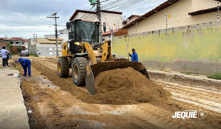 Obras de pavimentação avançam e Prefeitura de Jequié inicia terraplanagem para pavimentação asfáltica do Loteamento Felicidade